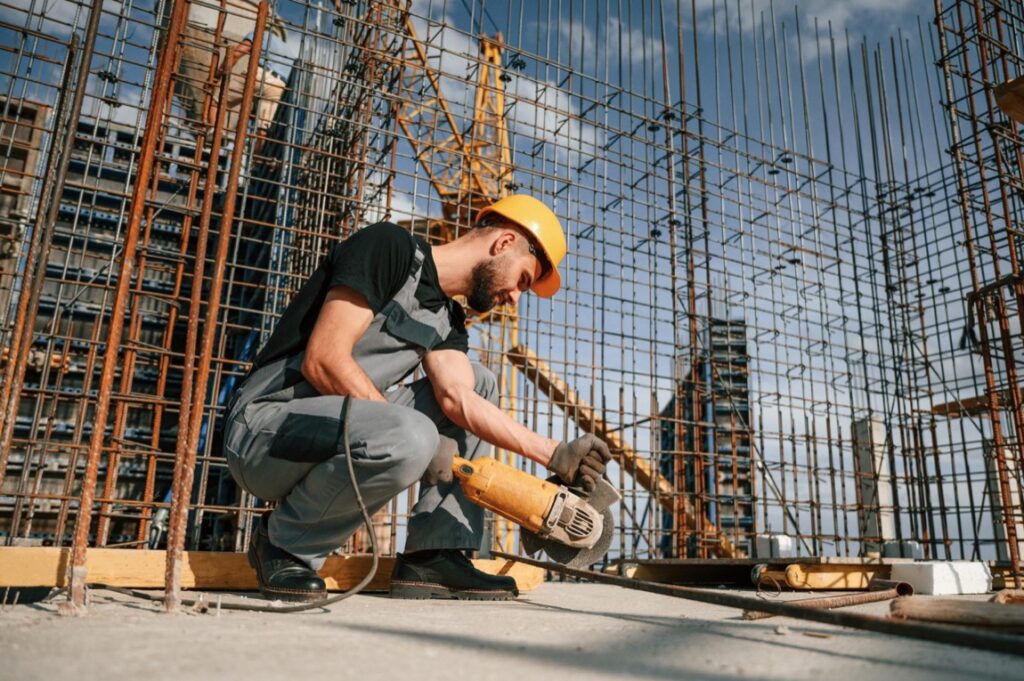 Przetargi budowlane stanowią kluczowy element rynku budowlanego w Polsce, umożliwiając firmom z branży zdobycie nowych zleceń i rozszerzenie swojej działalności